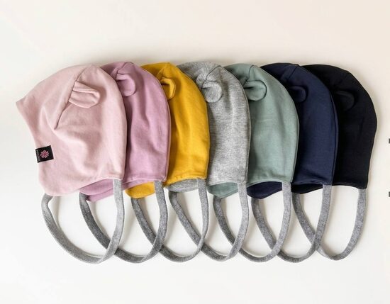 Divkrāsu sienamā cepure